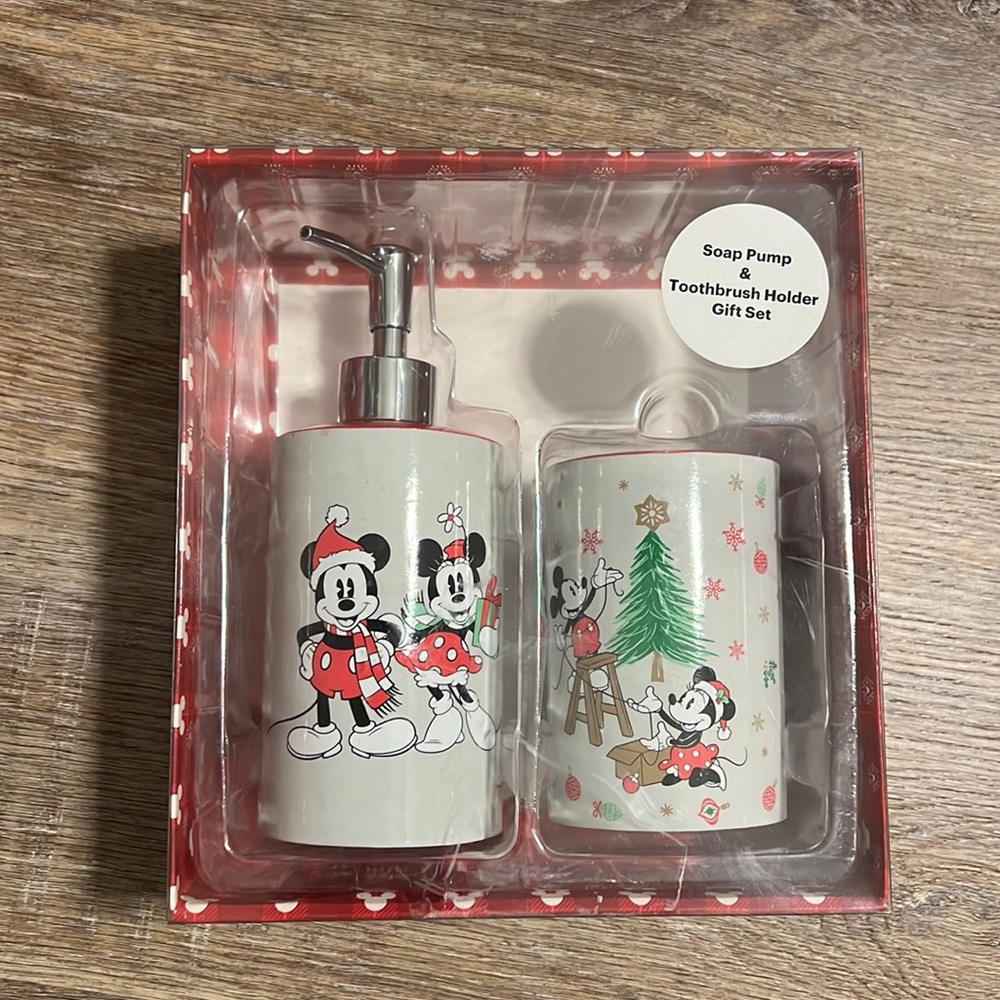 NWT Disney Mickey and Minnie holiday soap and toothbrush holder set
